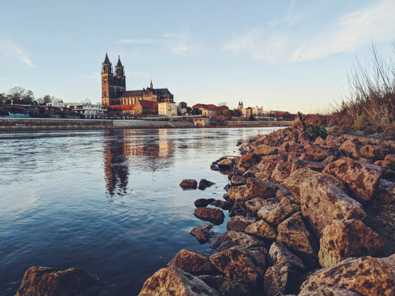 Die Stadt Magdeburg am Steinufer an der Elbe mit Blick auf dem Dom.